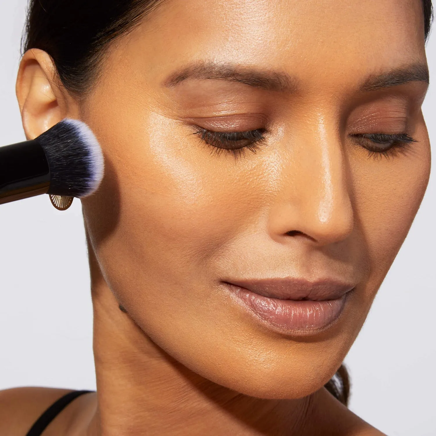 FoundationBrush-Model1-ECommerce_JPG_1_-min.webp