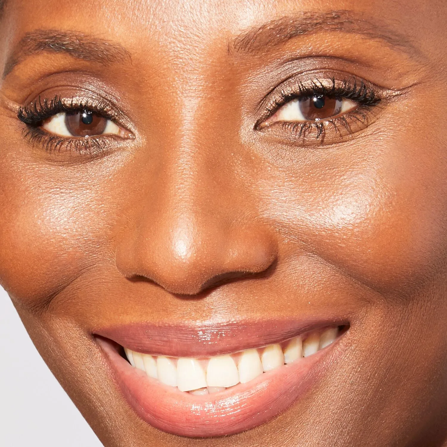 LG-KajalMascara-Model-FullFace-ECommerce_JPG.webp