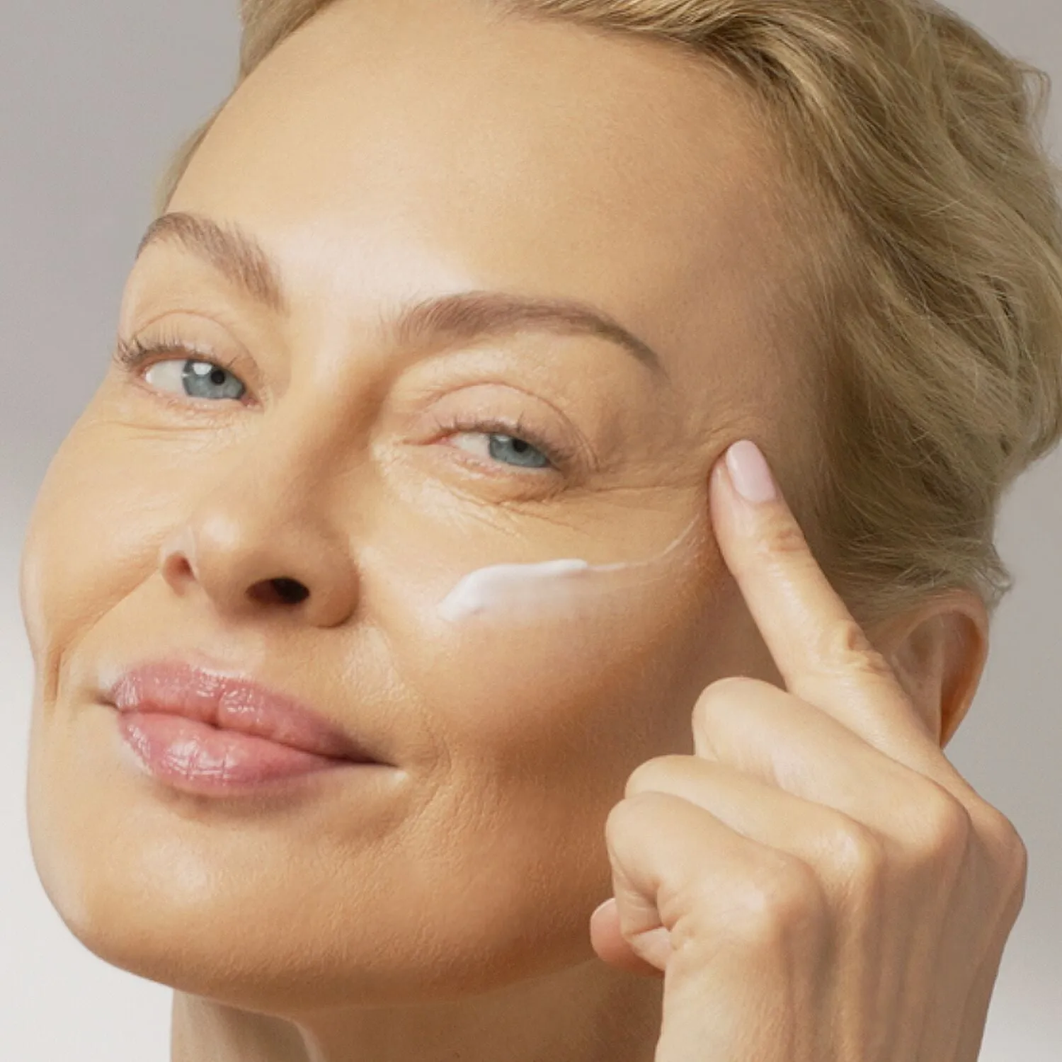 LGMatureSkinBasicsKit-SpackleModel-ECommerce_JPG.webp