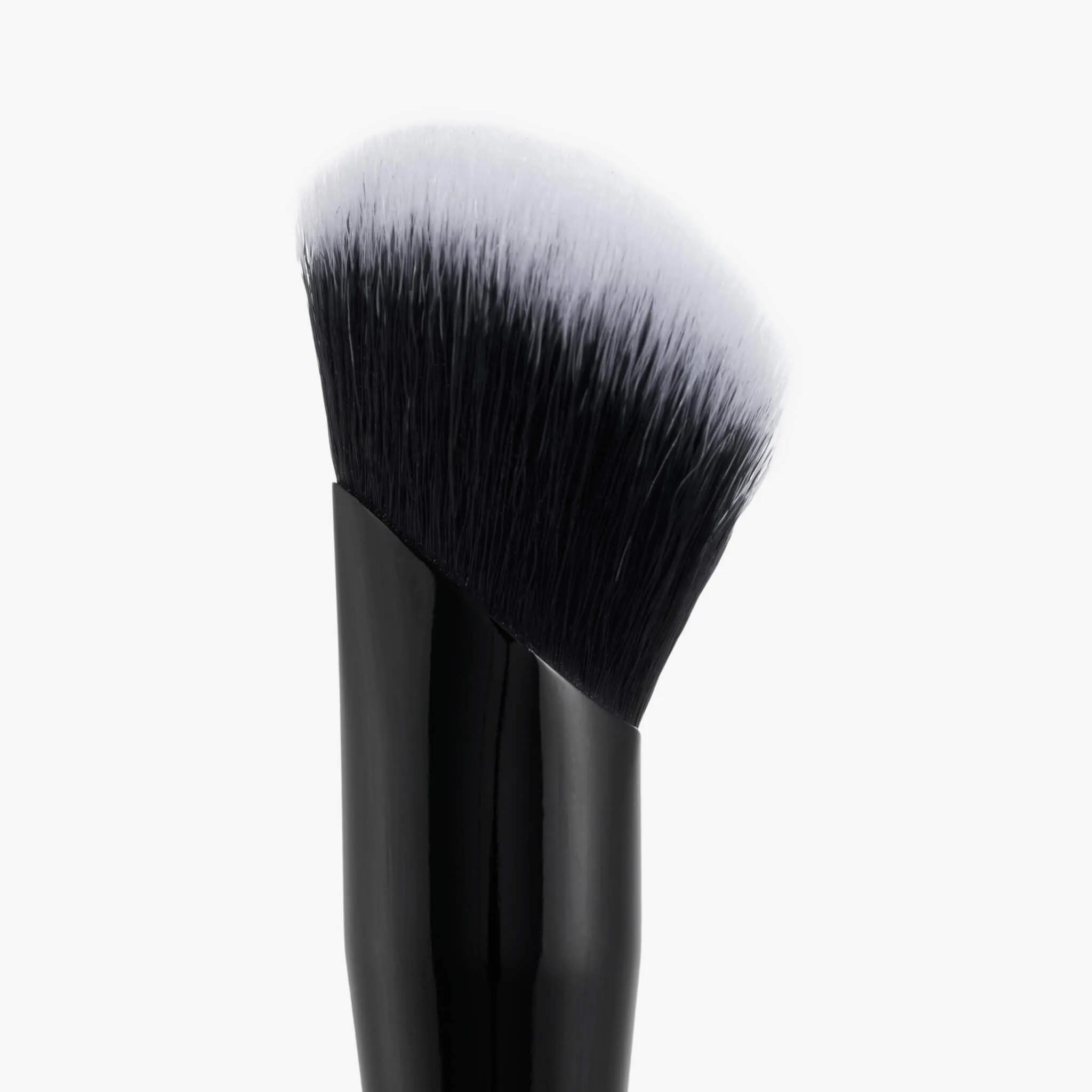 LG_AngledPrecisionConcealerBrush_Lifestyle-3.webp