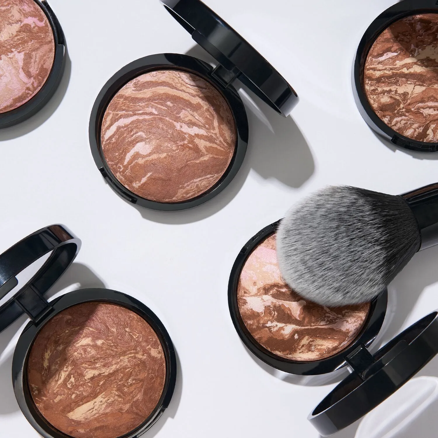 LG_BronzerBrush_BrushwProductPairings_3-ECommerce_JPG.webp