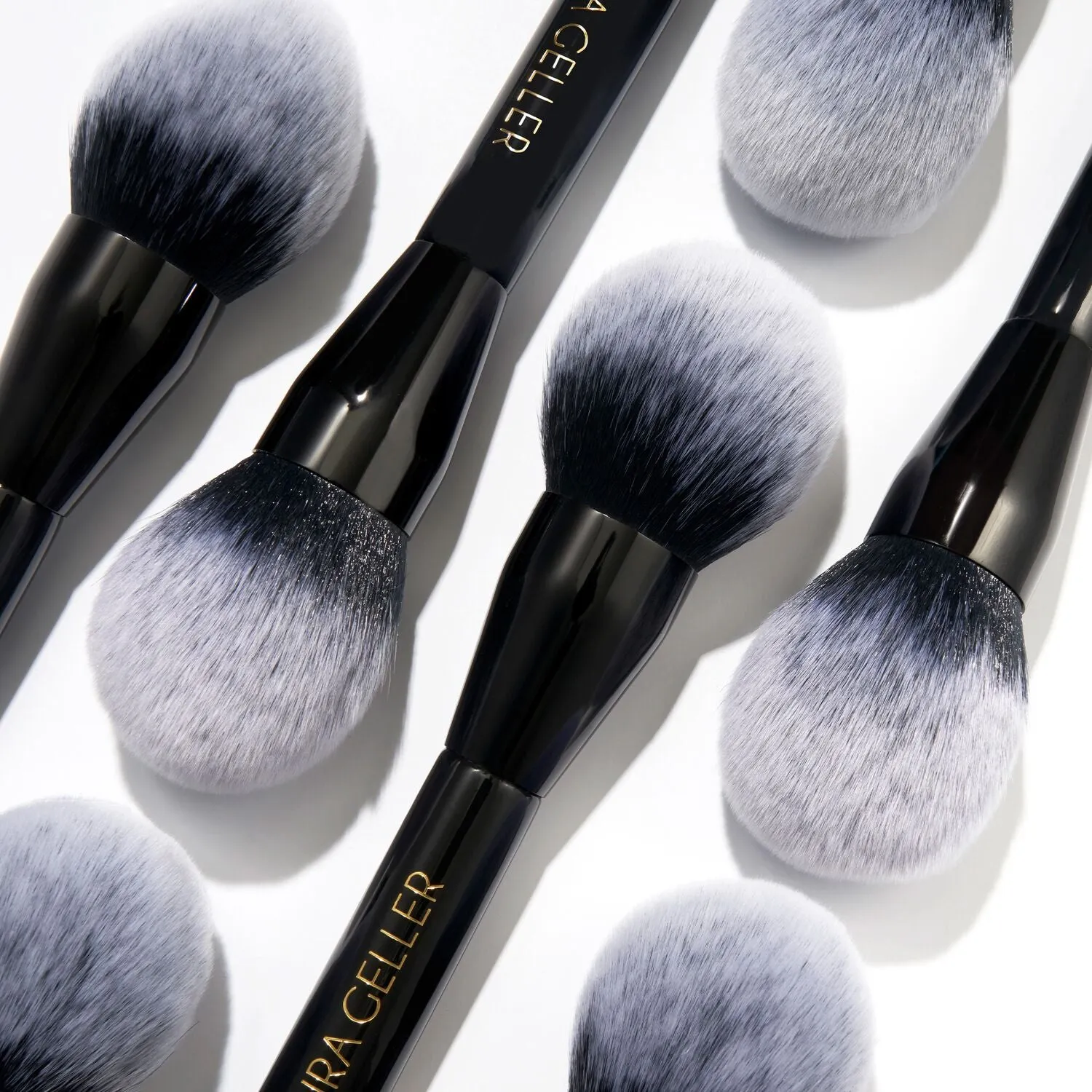LG_BronzerBrush_Lifestyle1-ECommerce_JPG.webp