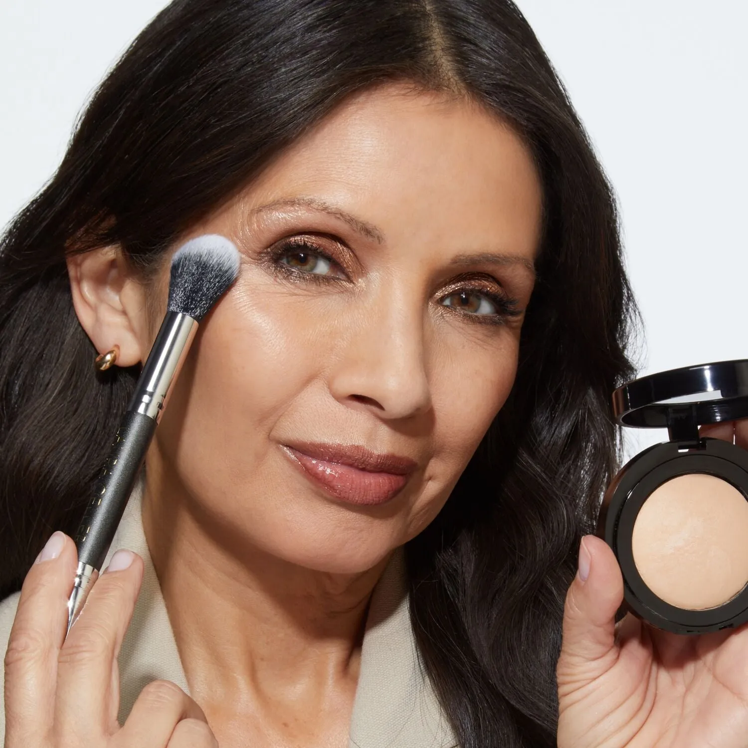 LG_BrushFranchisePDPUPDATE_DualEndedSettingPowderBrush_MODEL15-ECommerce_JPG.webp