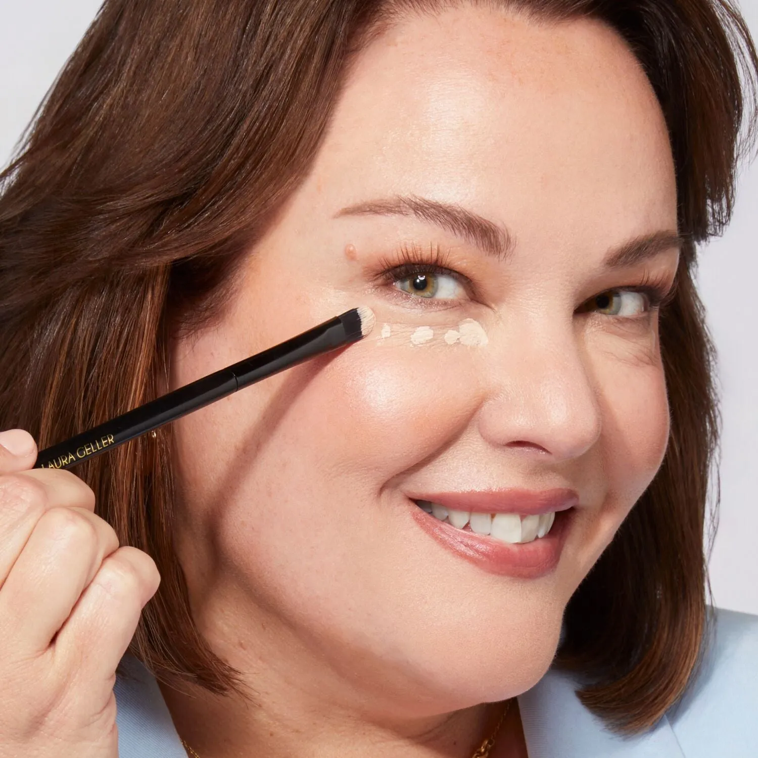 LG_IdealFixConcealer_PDP_Model_Application_2-ECommerce_JPG.webp