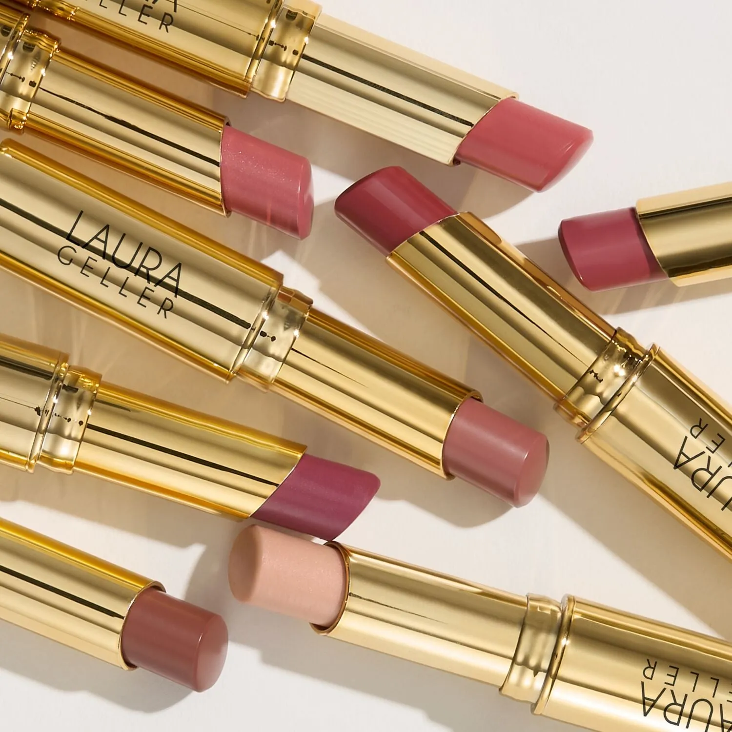 LG_JellyLipBalmHydratingLipColor_Lifestyle02-ECommerce_JPG.webp