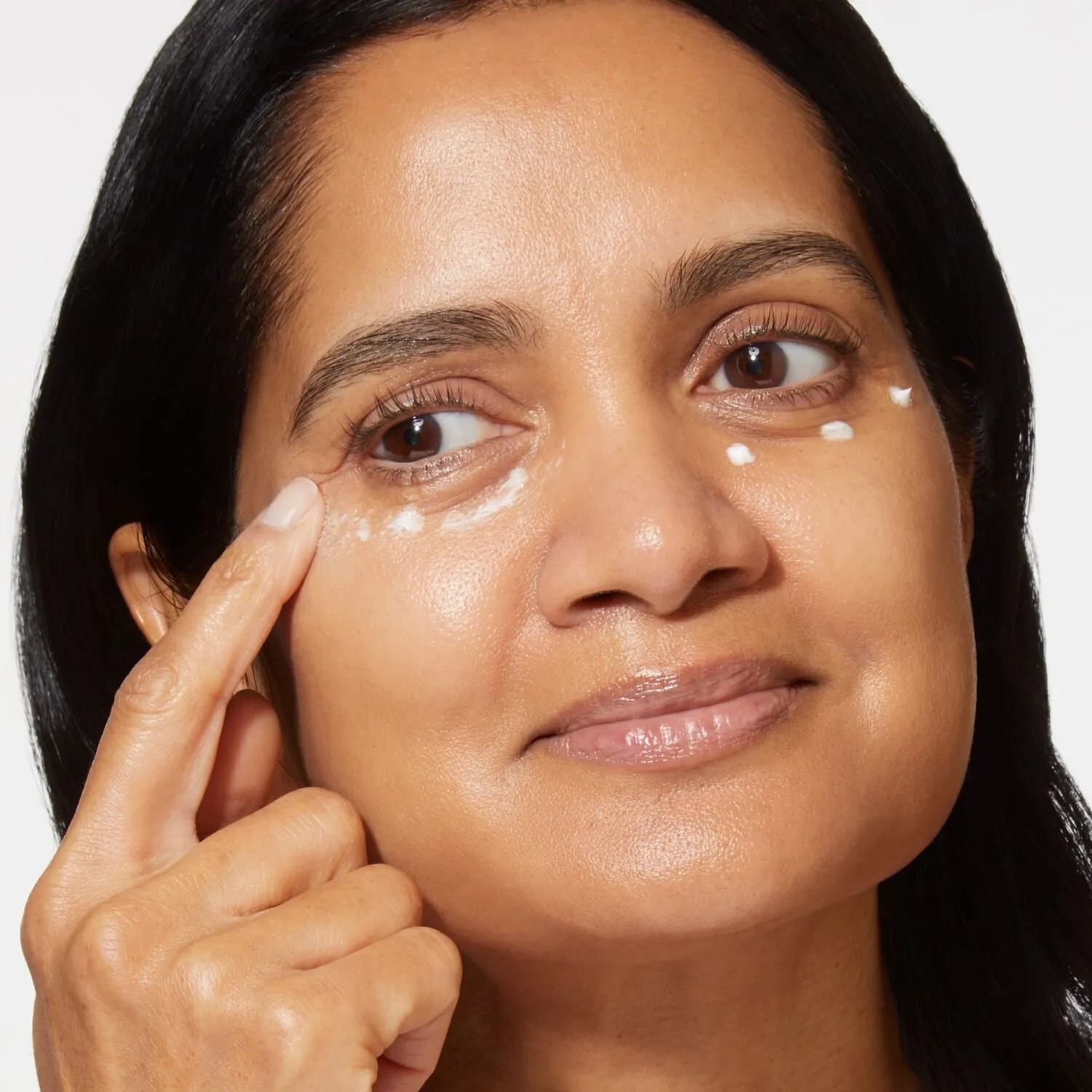 LG_SpackleIlluminatingUnderEyePrimer_2024Refresh_ModelAsset3-ECommerce_JPG.webp