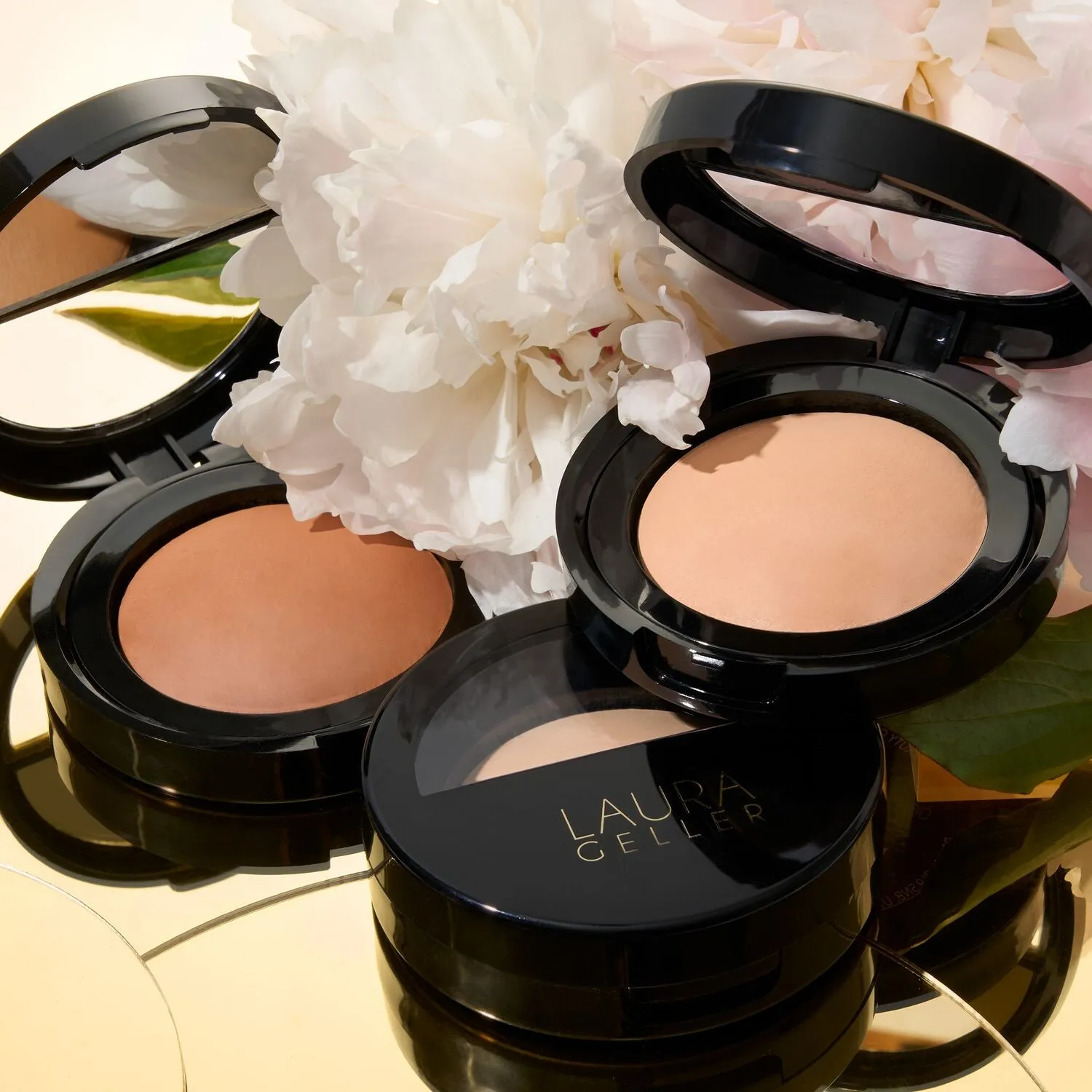 LauraGeller_BakedBlurringSettingPowder_Lifestyle-ECommerce_JPG_1.webp