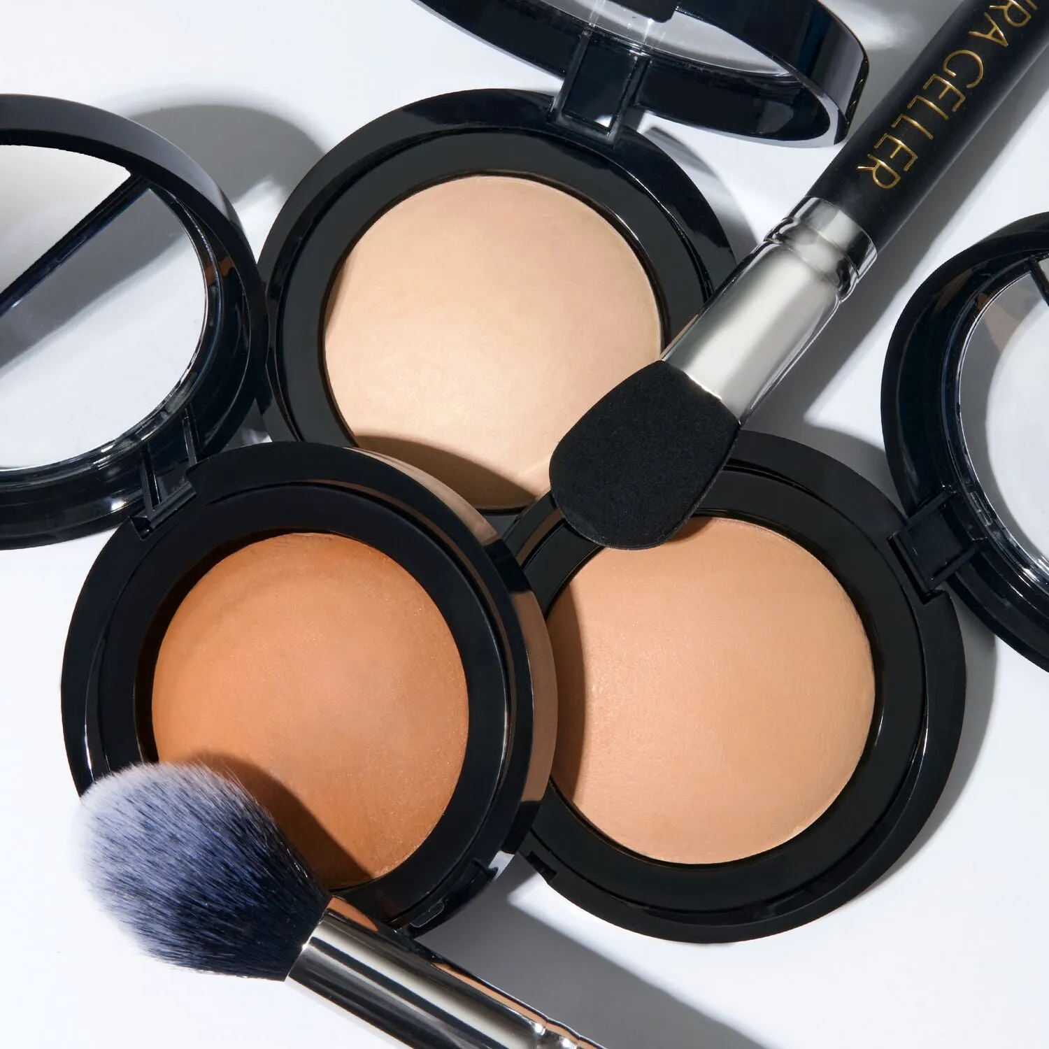 LauraGeller_BakedBlurringSettingPowder_lifestylewithbrush-ECommerce_JPG_1.webp