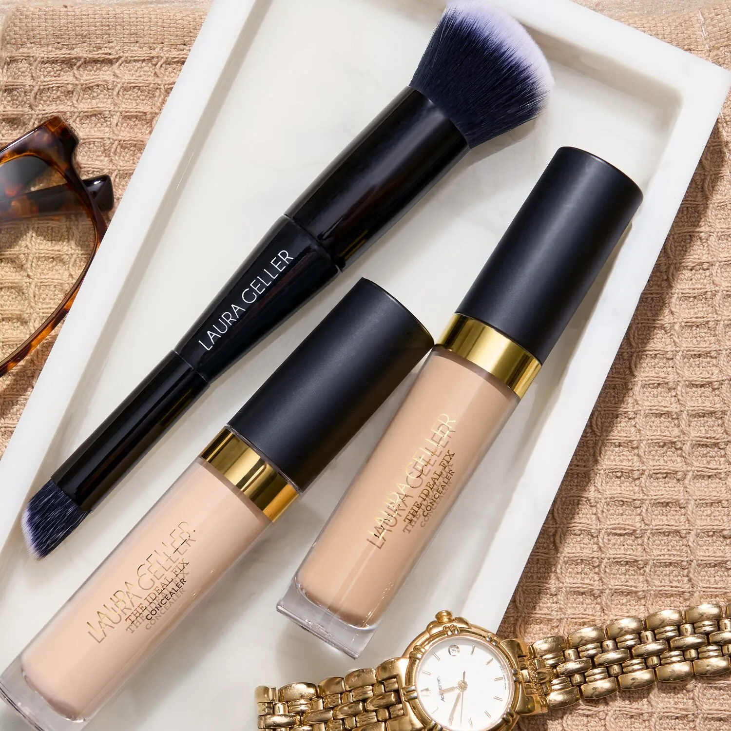 LauraGeller_Dual-EndedFoundation_ConcealerBrush_Lifestyle_-ECommerce_JPG.webp