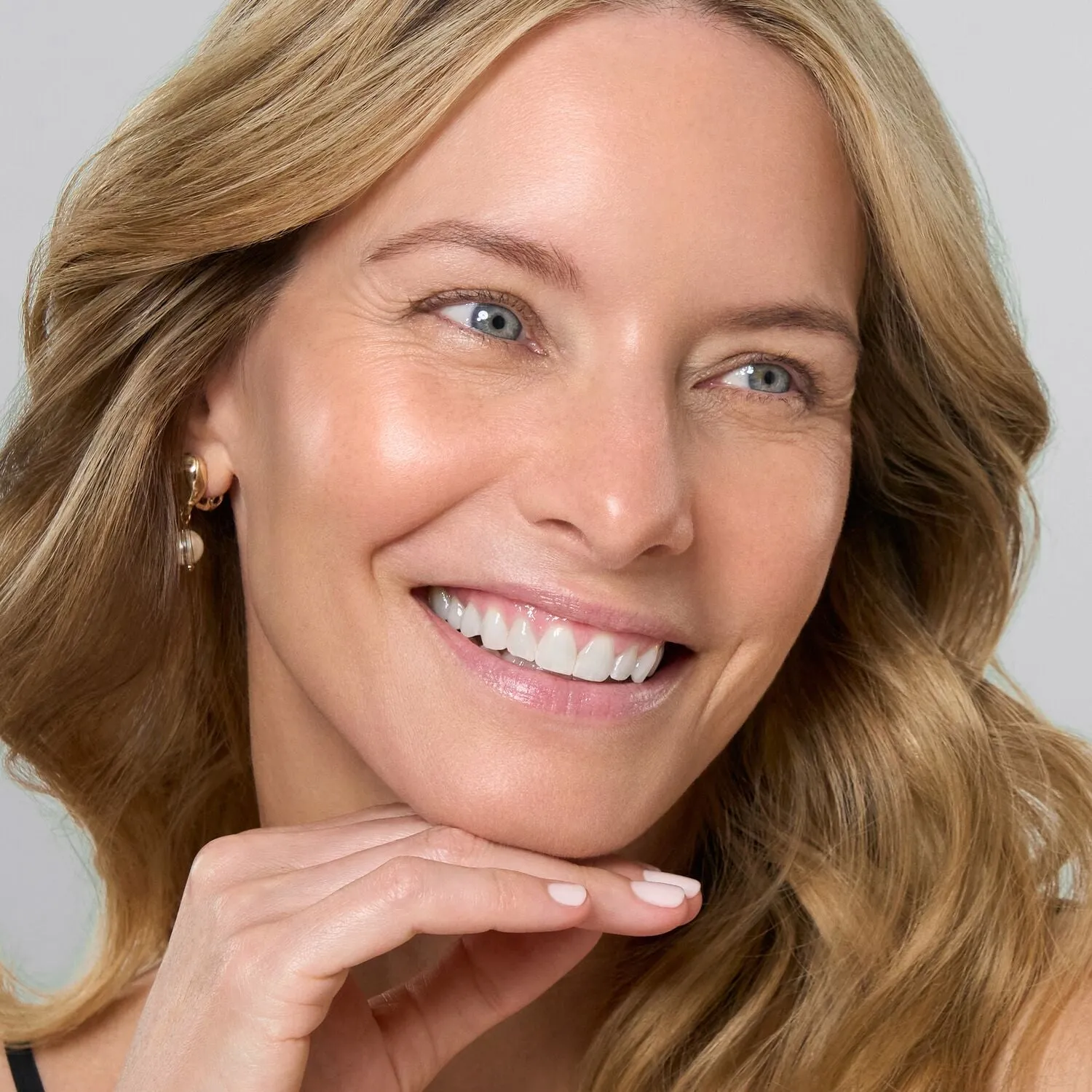 LauraGeller_SpackleBronze_Model2-ECommerce_JPG.webp